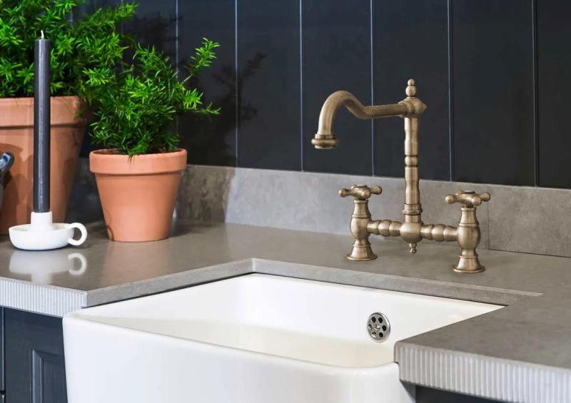 PB Носталгичен бронзов кухненски смесител  с винтидж чучур и кръстовидни ръкохватки PBN.BRO.H.ST