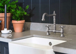 PB Носталгичен кухненски смесител с винтидж чучур и звездовидни ръкохватки PBN.RVS.H.ST