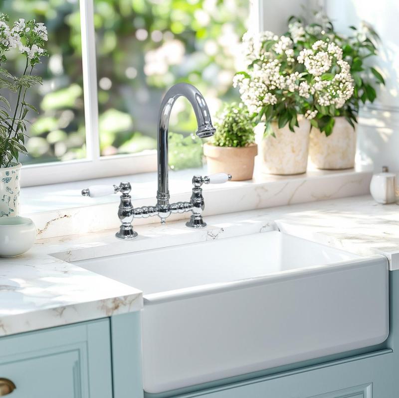 PB Носталгичен кухненски смесител с кръгъл чучур и бели ръкохватки , хром PBN.CHR.R.WH