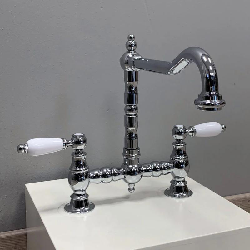 PB Носталгичен кухненски смесител с винтидж чучур и бели дръжки,  Хром PBN.CHR.H.WH