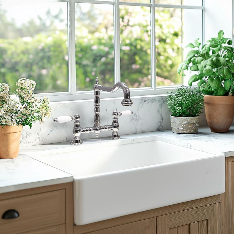 PB Носталгичен кухненски смесител с винтидж чучур и бели дръжки,  Хром PBN.CHR.H.WH