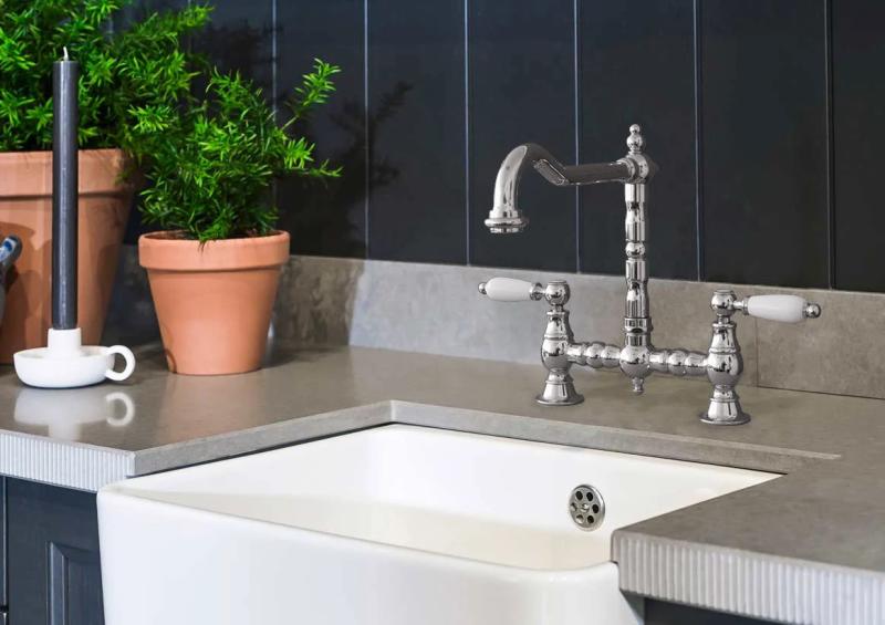 PB Носталгичен кухненски смесител с винтидж чучур и бели дръжки,  Хром PBN.CHR.H.WH