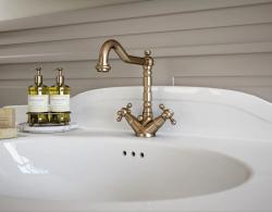 PB класически смесител за умивалник със силни копчета излив 18,5 см Бронз 1208854962