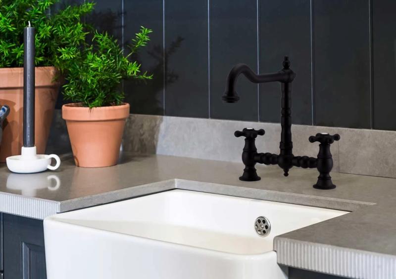 PB Носталгичен кухненски смесител матово черен с извит чучур и звездовидни ръкохватки PBN.ZW.H.ST