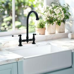 PB Носталгичен кухненски смесител за мивка в матово черно с кръгъл чучур и бели ръкохватки PBN.ZW.R.WH