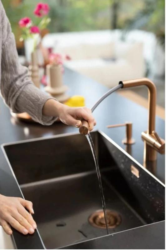 Franke Atlas Neo Меден кухненски смесител с издърпващ се чучур, pvd мед 115.0628.208