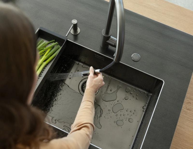 Franke Eos Neo Кухненски смесител с издърпваща се душ глава, pvd gun metal 115.0628.256