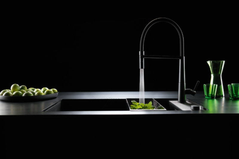 Franke Icon Едноръкохватков кухненски смесител с гъвкав ръчен душ, черен 115.0690.598