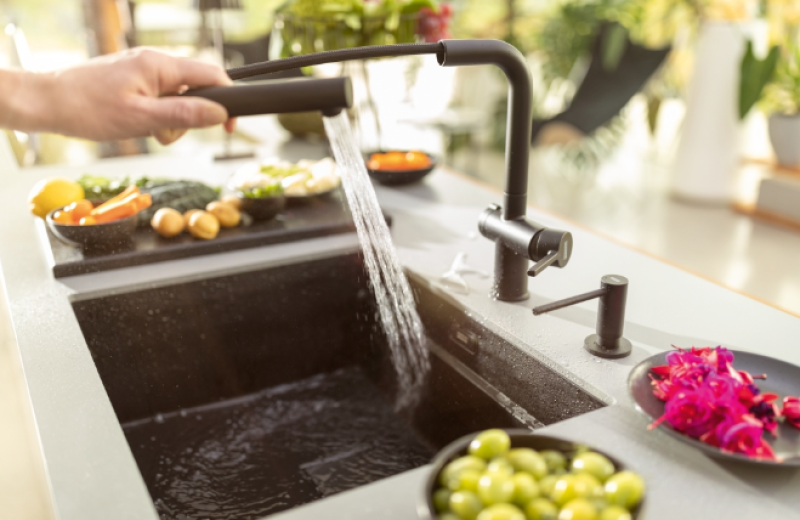 Franke Active Twist Едноръкохватков смесител Черен с Изтеглящ се чучур и Интегрирано управление на отходната вода 115.0669.769