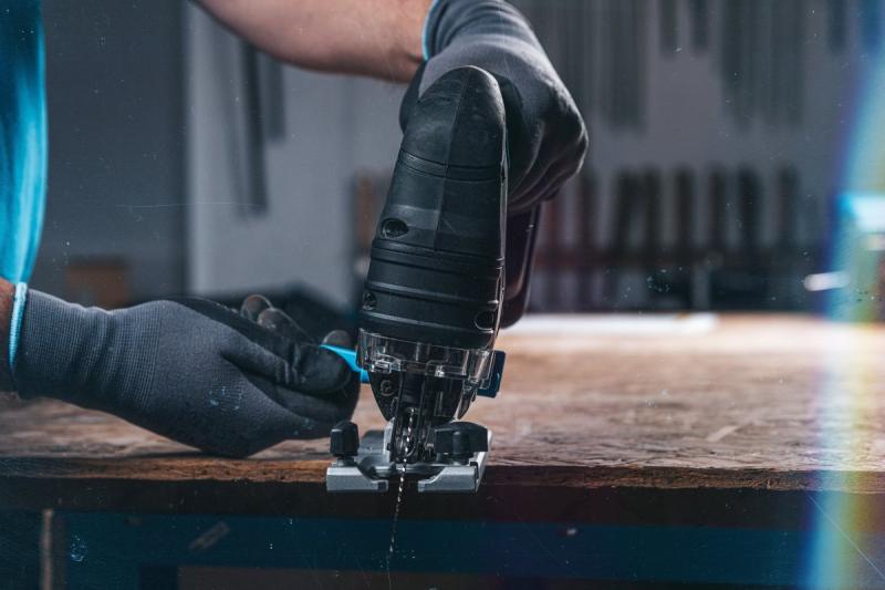 HÖGERT акумулаторен прободен трион, 18V, дръжка против вибрации - без батерия