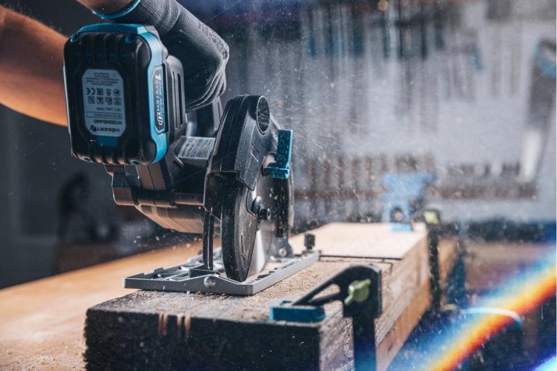 HÖGERT акумулаторен циркуляр, 18V, без батерия, с възможност за свързване към прахосмукачка