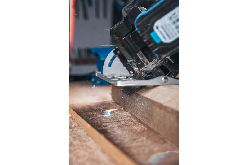 HÖGERT акумулаторен циркуляр, 18V, без батерия, с възможност за свързване към прахосмукачка