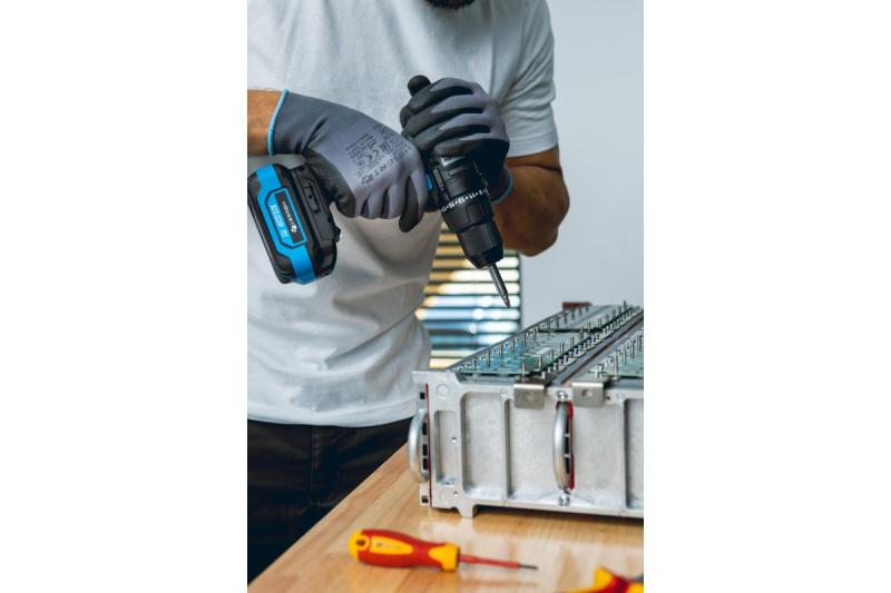 HÖGERT акумулаторна бормашина 18V, комплект с батерия, зарядно устройство, държач за битове, магазин за свредла.