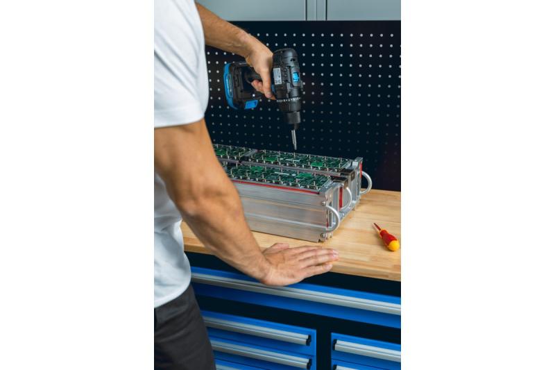 HÖGERT акумулаторна бормашина 18V, комплект с батерия, зарядно устройство, държач за битове, магазин за свредла.