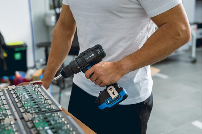 HÖGERT акумулаторна бормашина 18V, комплект с батерия, зарядно устройство, държач за битове, магазин за свредла.