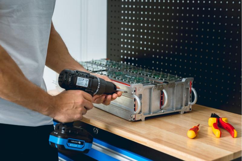 HÖGERT акумулаторна бормашина 18V, комплект с батерия, зарядно устройство, държач за битове, магазин за свредла.