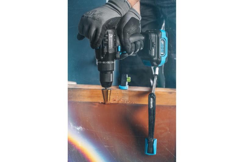 HÖGERT Brushless акумулаторен комплект отвертки, 18V, с държач за битове, битмагазин, зарядно устройство и батерия.