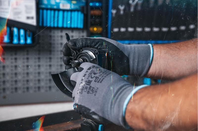 HÖGERT Диск шлайфмашина без кабел с лостов превключвател, 125MM, 18V, комплект с батерия, зарядно устройство, аксесоари.