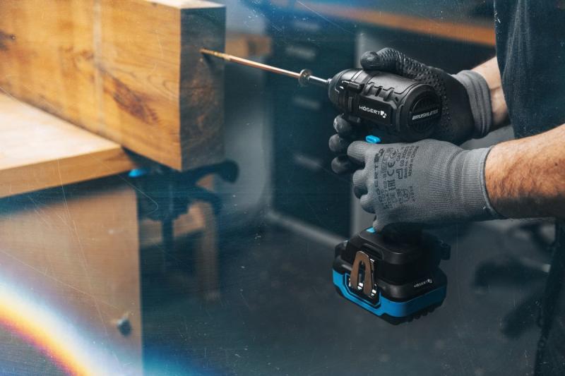 HÖGERT Borstelloze accu-strijkijzer 18V, set met accu, oplader en accessoires