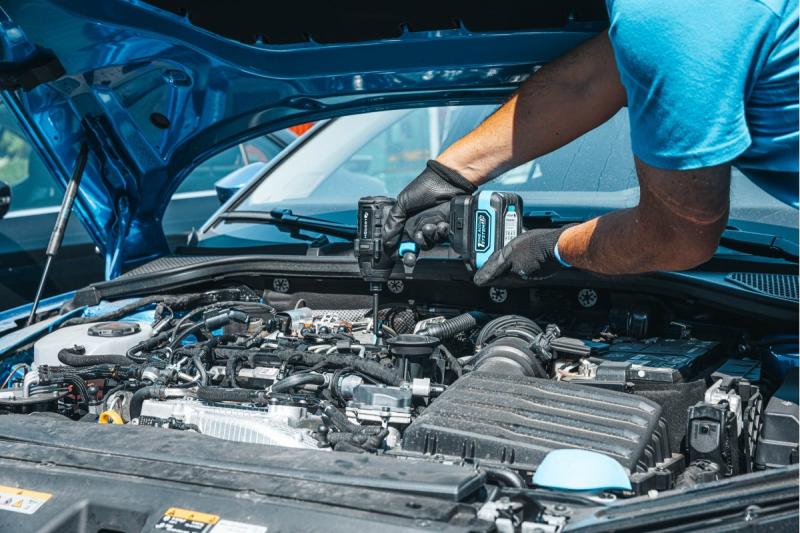 HÖGERT Borstelloze accu-strijkijzer 18V, set met accu, oplader en accessoires