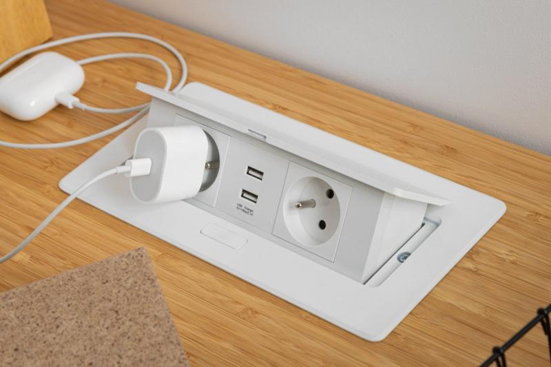 Мек изтеглящ се модул за контакти.